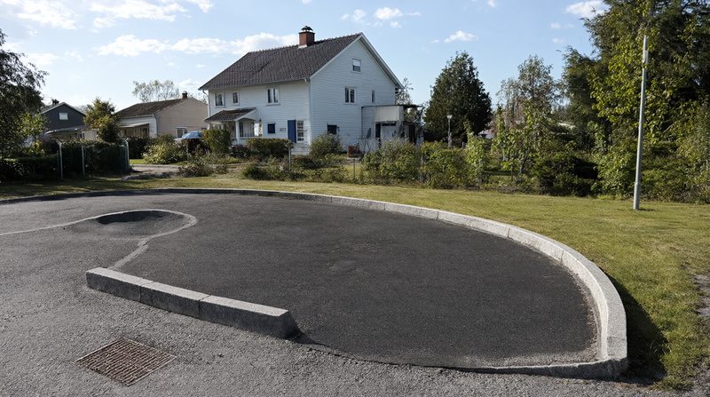 Kantsten runt gård och lekyta